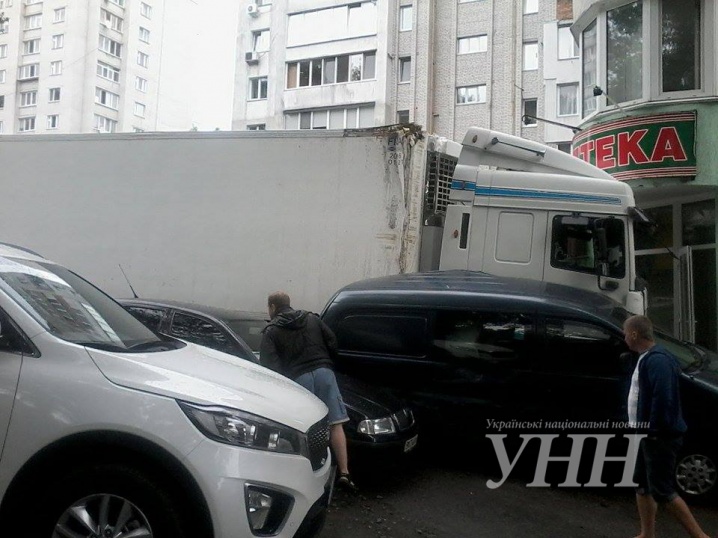 Вантажівка з чернівецькими номерами у Хмельницькому протаранила чотири авто та кіоск