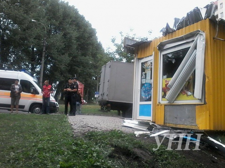 Вантажівка з чернівецькими номерами у Хмельницькому протаранила чотири авто та кіоск