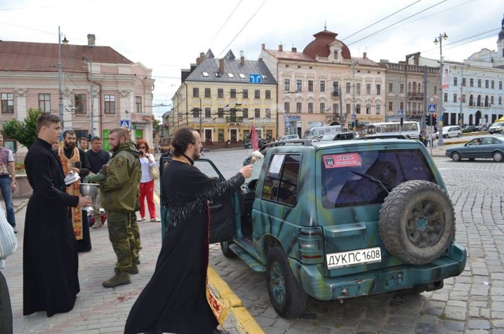 Поліціянти зробили зауваження бійцям ПС, котрі вирушали в зону АТО, через неправильну парковку