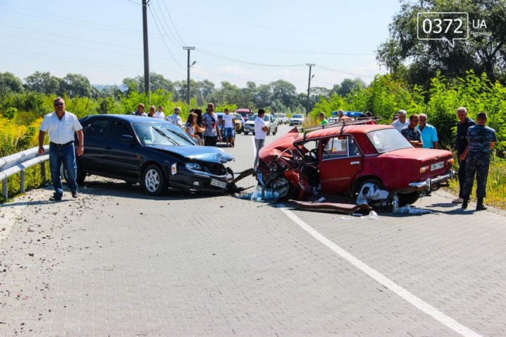 Наслідки ДТП у Чернівцях - ущент розбиті "Жигулі" та пошкоджена "Mazda" Наслідки ДТП у Чернівцях - ущент розбиті "Жигулі" та пошкоджена "Mazda"