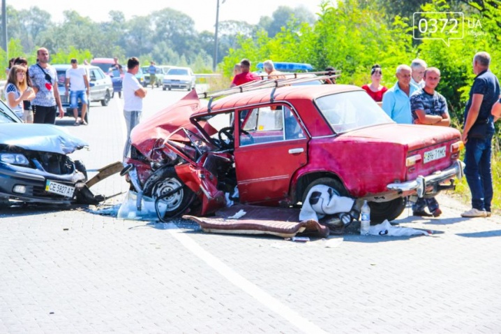 Наслідки ДТП у Чернівцях - ущент розбиті "Жигулі" та пошкоджена "Mazda" Наслідки ДТП у Чернівцях - ущент розбиті "Жигулі" та пошкоджена "Mazda"