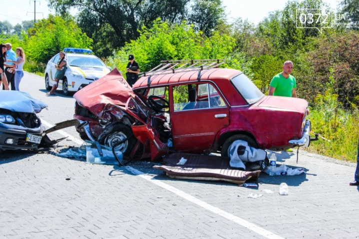 Наслідки ДТП у Чернівцях - ущент розбиті "Жигулі" та пошкоджена "Mazda" Наслідки ДТП у Чернівцях - ущент розбиті "Жигулі" та пошкоджена "Mazda"