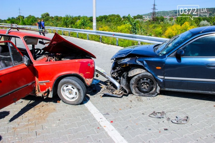 Наслідки ДТП у Чернівцях - ущент розбиті "Жигулі" та пошкоджена "Mazda" Наслідки ДТП у Чернівцях - ущент розбиті "Жигулі" та пошкоджена "Mazda"