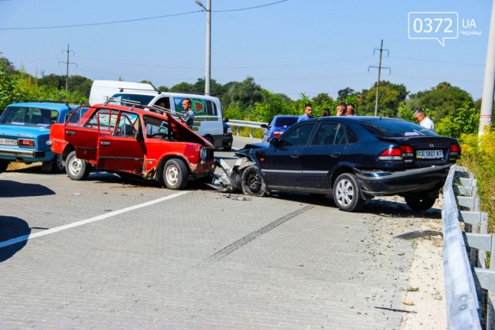 Наслідки ДТП у Чернівцях - ущент розбиті "Жигулі" та пошкоджена "Mazda" Наслідки ДТП у Чернівцях - ущент розбиті "Жигулі" та пошкоджена "Mazda"