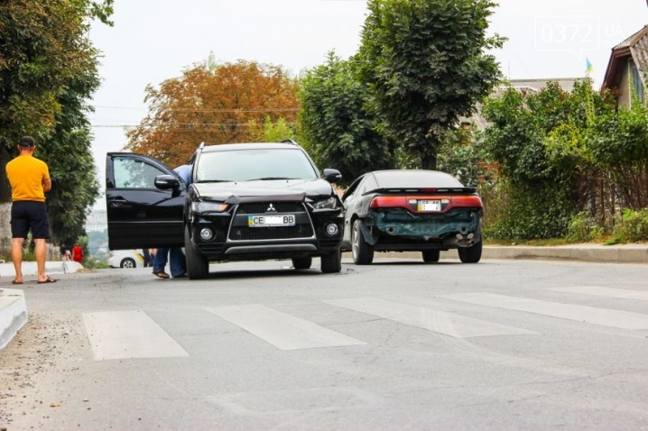 Поблизу вулиці Фастівської чернівчанка потрапила в аварію за участі двох автомобілів