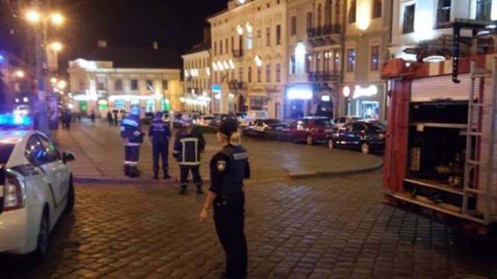 На Центральній площі у Чернівцях шукали вибухівку