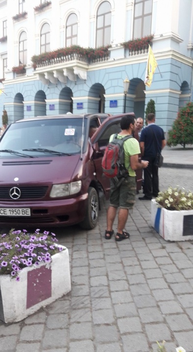 Активіст відмивав лобове скло автомобіля Героя АТО