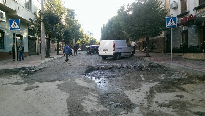 Мешканці Богдана Хмельницького вже не сподіваються, що вулицю відремонтують до Дня міста