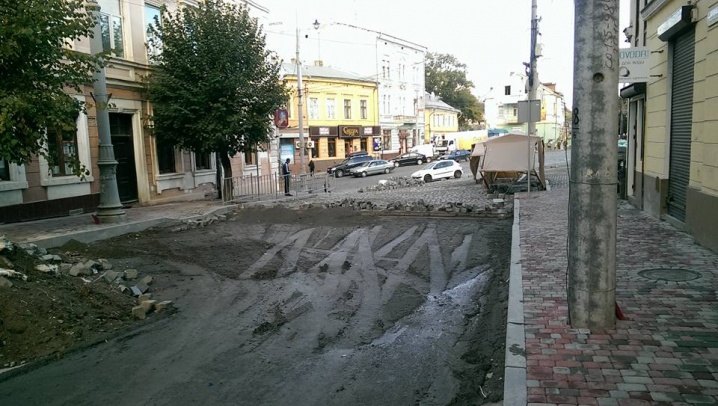 Мешканці Богдана Хмельницького вже не сподіваються, що вулицю відремонтують до Дня міста