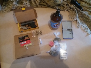 У помешканні чернівчанина знайшли гранату, пістолет та наркотики