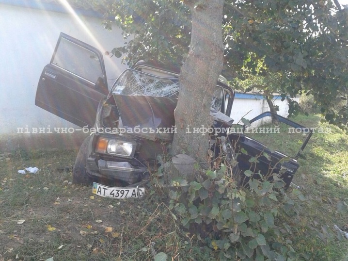 На Сокирянщині через зіткнення із деревом загинули водій та пасажир