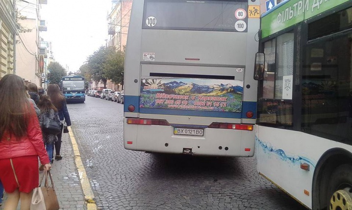 На Університетській зіштовхнулись тролейбус та туристичний автобус