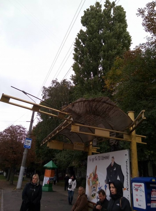 На вулиці Комарова пошкодили зупинку громадського транспорту