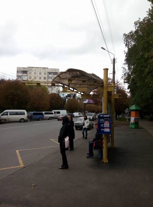 На вулиці Комарова пошкодили зупинку громадського транспорту