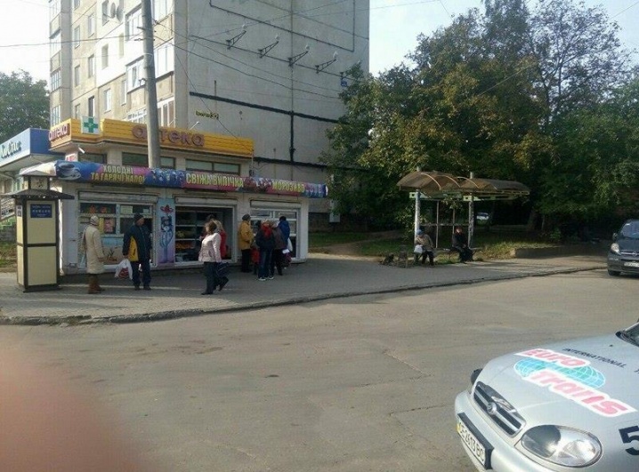 На вулиці Комарова зупинка розсипається від вітру