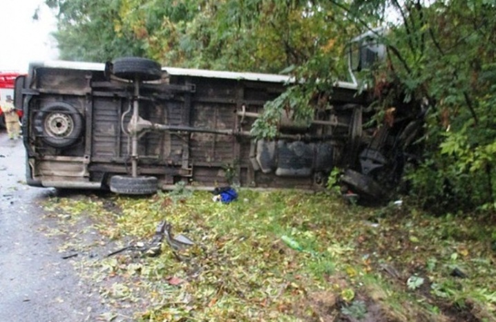 На Новоселиччині легковик влетів у бус – одна людина загинула
