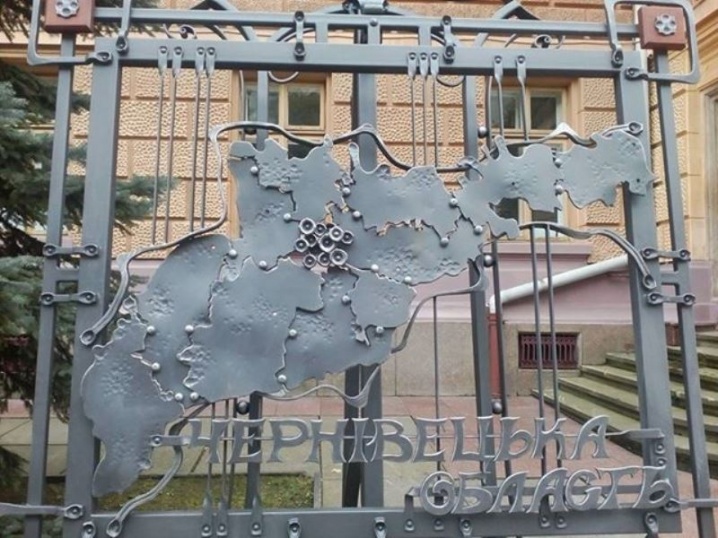 Біля будинку з левами з'явилася кована карта Чернівецької області