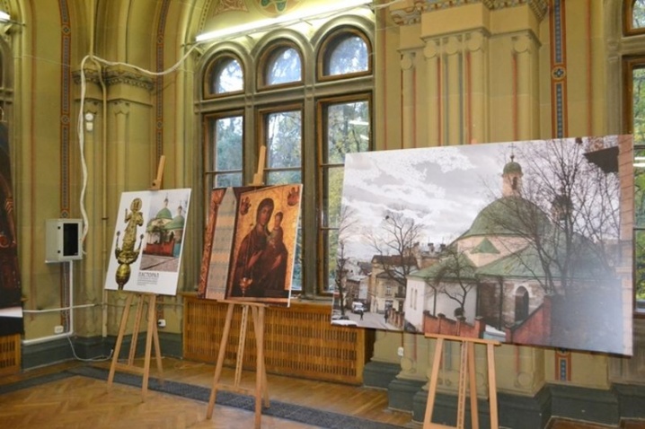 У ЧНУ відкрили виставку скарбів найдавнішого храму Львова