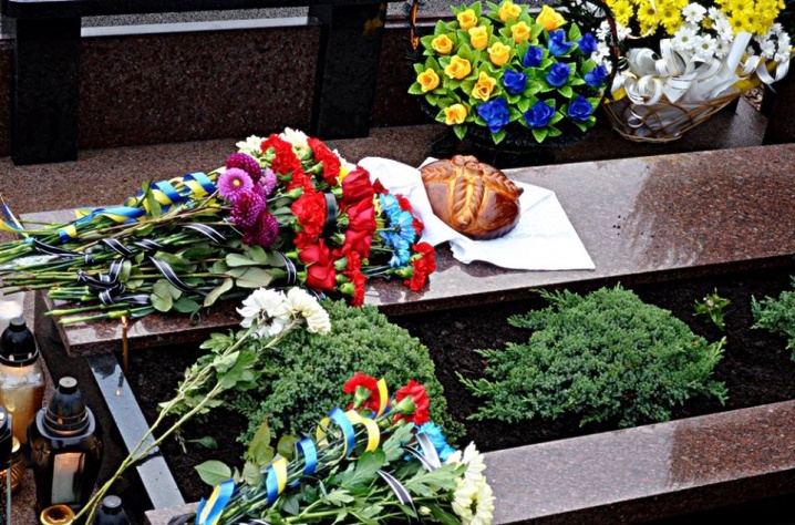На кладовищі освятили пам’ятник Леоніду Петихачному