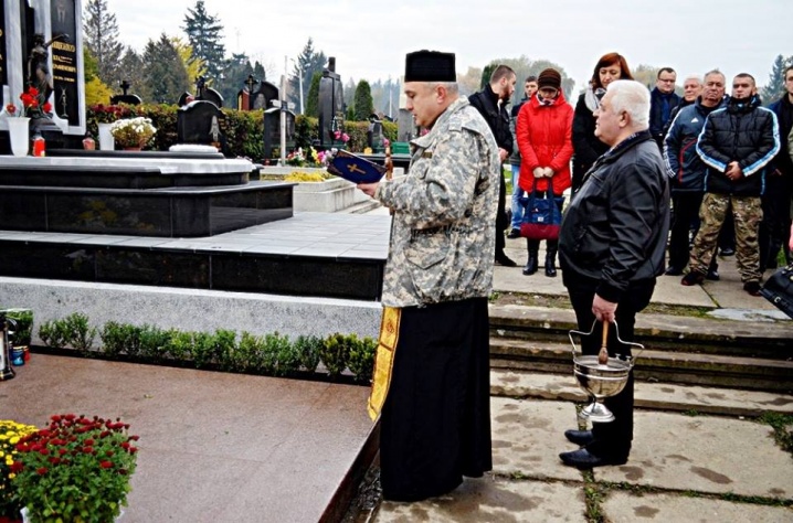 На кладовищі освятили пам’ятник Леоніду Петихачному