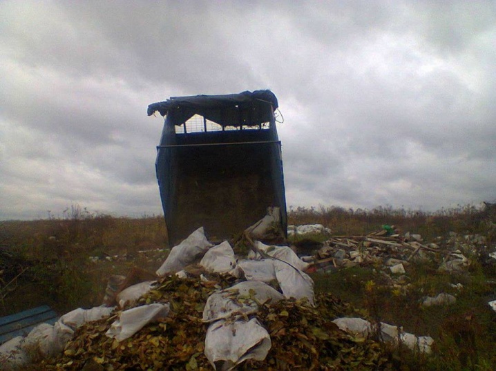 «ПП Санітарія» викидає сміття на вулиці Південно- Кільцевій