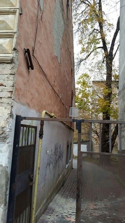 У центрі Чернівців із фасаду будинку обвалилася штукатурка