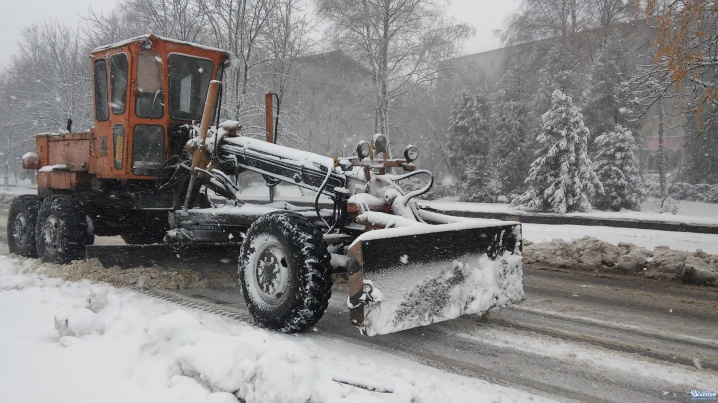 Через снігові замети на Кіцманщині ускладнений рух транспорту