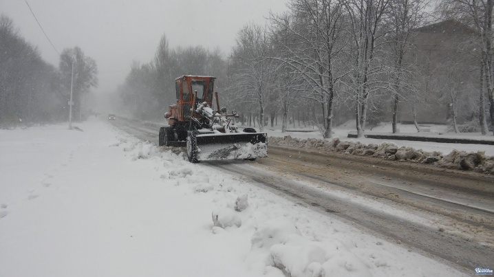Через снігові замети на Кіцманщині ускладнений рух транспорту