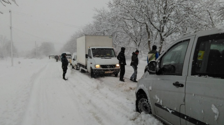Дороги семи районів Буковини закрито для транспорту
