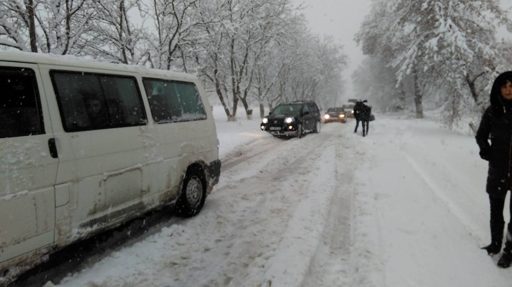 Дороги семи районів Буковини закрито для транспорту