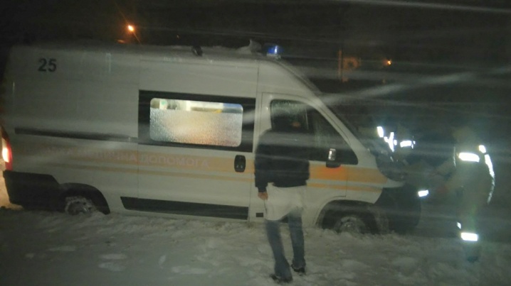 Рятувальники витягли зі снігових заметів 49 автомобілів
