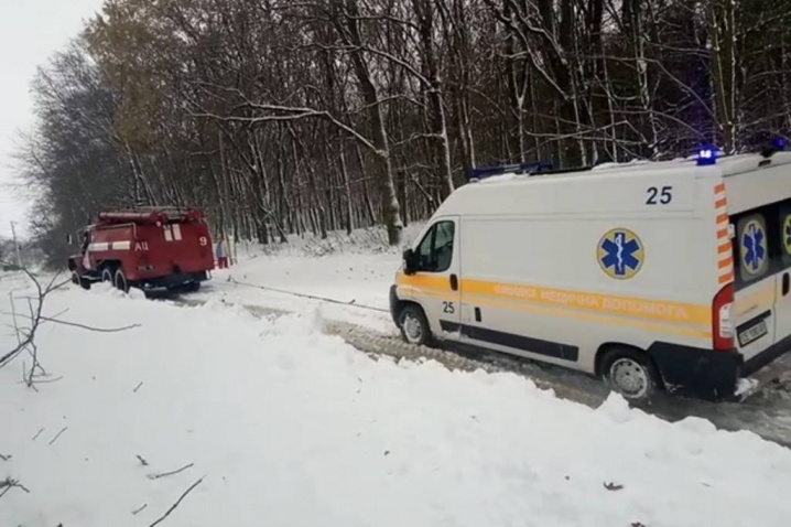 Учора рятувальники звільнили зі снігових заметів 14 автомобілів
