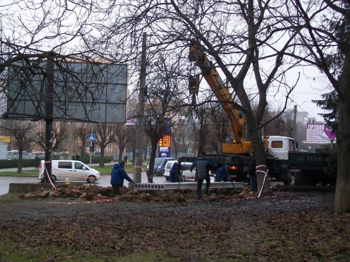 Тротуарну «пастку» на Героїв Майдану нарешті закривають