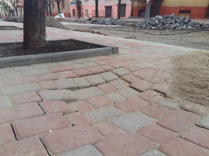 «Свіжа» плитка на тротуарах вулиці Богдана Хмельницького почала провалюватися 
