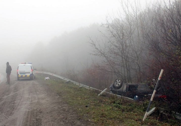 На Хмельниччині перекинувся автомобіль чернівчанина