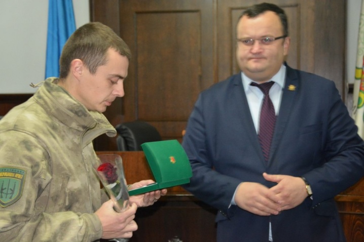 Добровольці отримали медалі «На славу Чернівців»