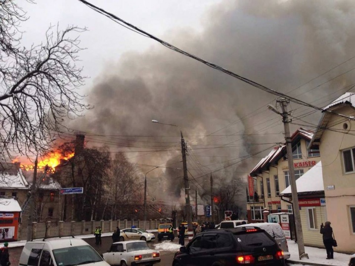 Покинутий завод у Чернівцях підпалили безхатьки