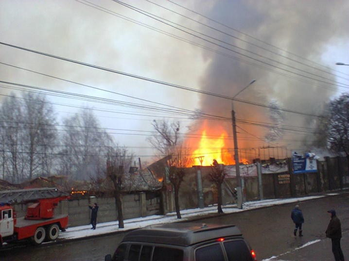 Пожежу у покинутому заводі на вулиці Гагаріна гасили 50 рятувальників