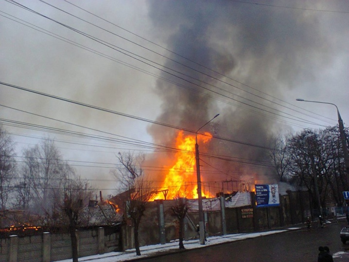 Пожежу у покинутому заводі на вулиці Гагаріна гасили 50 рятувальників