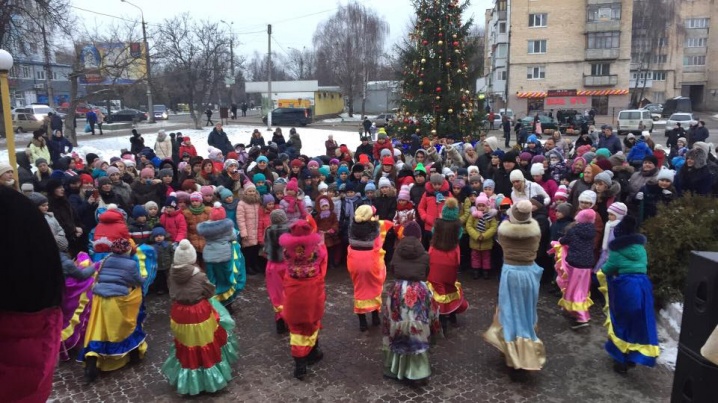 У трьох районах Чернівців новорічні ялинки запалили святкові вогні 