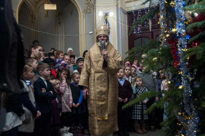 Святий Миколай у Чернівцях слухав віршики та дарував подарунки