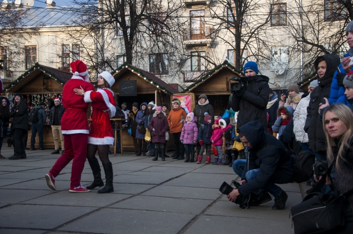 У Чернівцях Діди Морози влаштували передноворічні танці 
