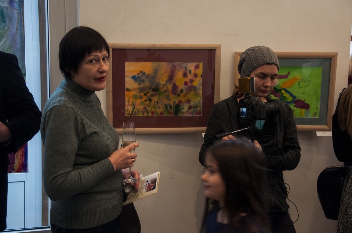 Семирічна художниця Ада презентувала свою першу виставку