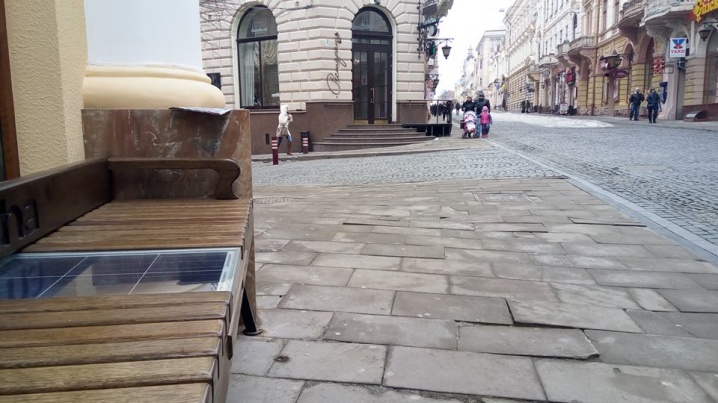 На вулиці Кобилянської можна підзарядити телефон від сонячної батареї