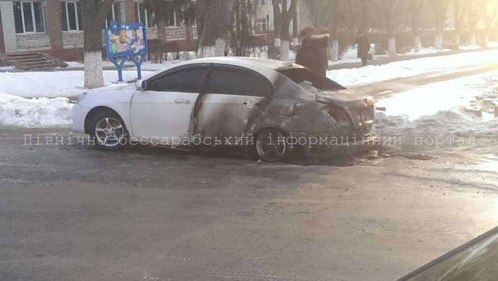 У центрі Сокирян горіла автівка У центрі Сокирян горіла автівка