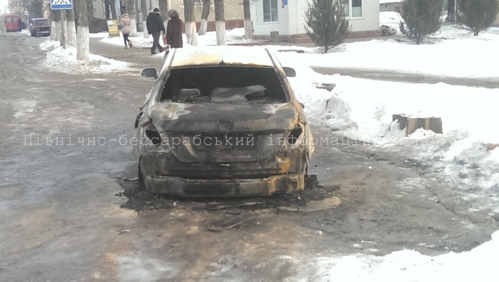 У центрі Сокирян горіла автівка