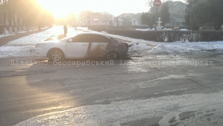 У центрі Сокирян горіла автівка У центрі Сокирян горіла автівка