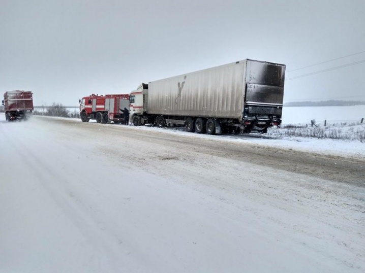 Чернівецькі рятувальники відбуксирували 60 автомобілів зі снігових заметів