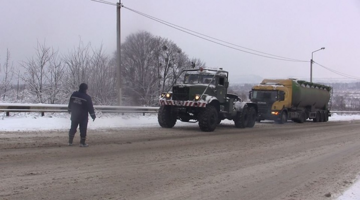 Чернівецькі рятувальники відбуксирували 60 автомобілів зі снігових заметів