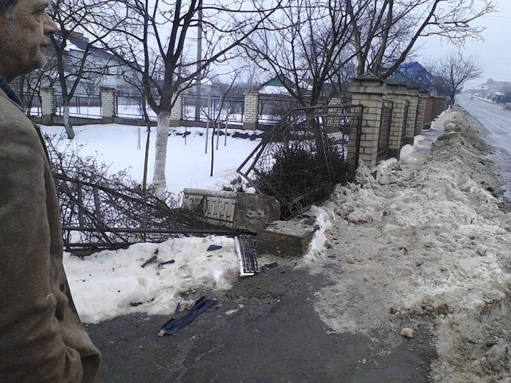 На Буковині автівка врізалася у паркан будинку та поїхала геть